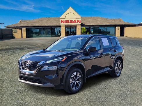 Used 2023 Nissan Rogue SV image 2