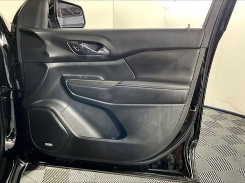 Used 2017 GMC Acadia SLT image 16