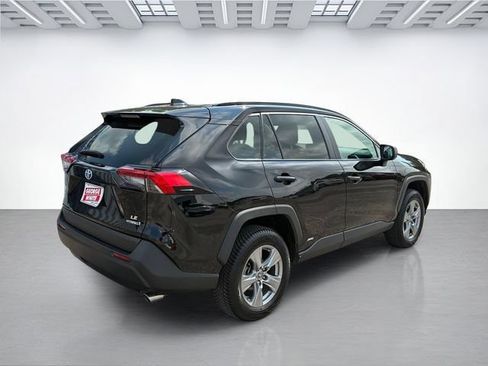 Used 2022 Toyota RAV4 LE AWD/4WD image 4
