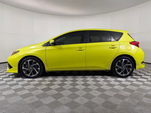 Used 2018 Toyota Corolla iM w/ Carpet Mat Package (TMS) FWD image 2