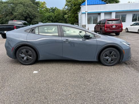 Used 2024 Toyota Prius LE FWD image 4