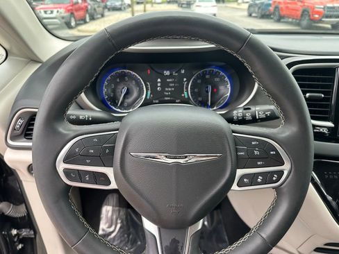 Used 2023 Chrysler Pacifica Touring-L FWD image 17
