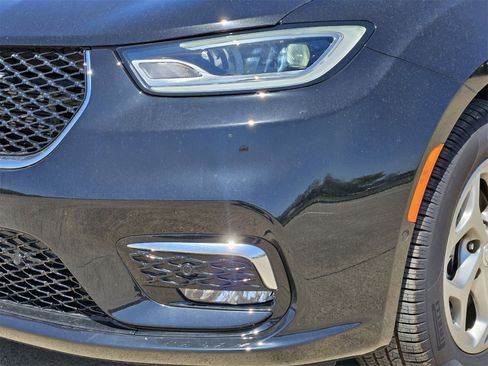 New 2024 Chrysler Pacifica Limited w/ Uconnect Theater Family Group image 8