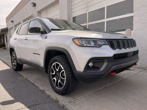 Used 2025 Jeep Compass Trailhawk AWD/4WD image 10
