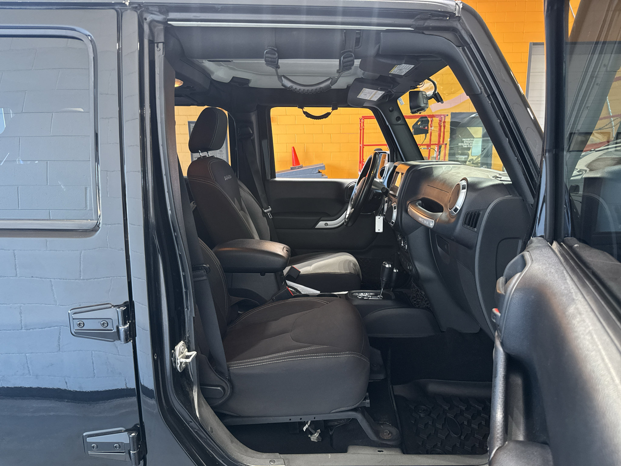 Used 2018 Jeep Wrangler Unlimited Sahara AWD/4WD image 14