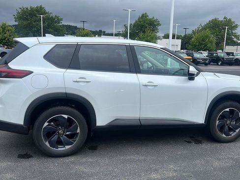 Used 2024 Nissan Rogue SV AWD/4WD image 4