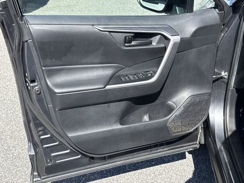 Used 2020 Toyota RAV4 LE AWD/4WD image 14