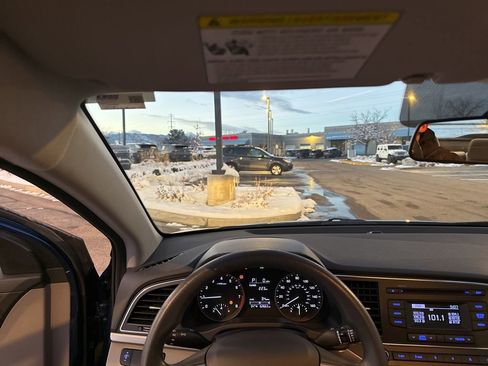 Used 2018 Hyundai Elantra SE image 12