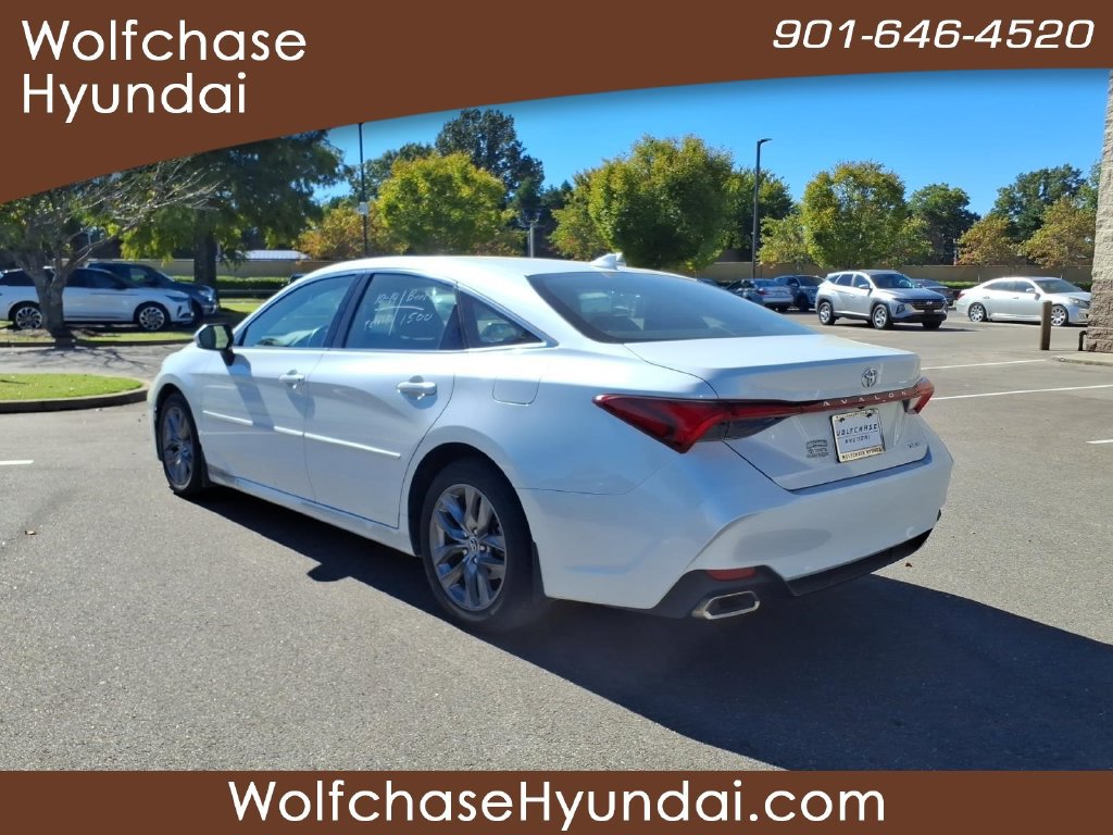 Used 2019 Toyota Avalon XLE w/ Moonroof Package FWD image 3