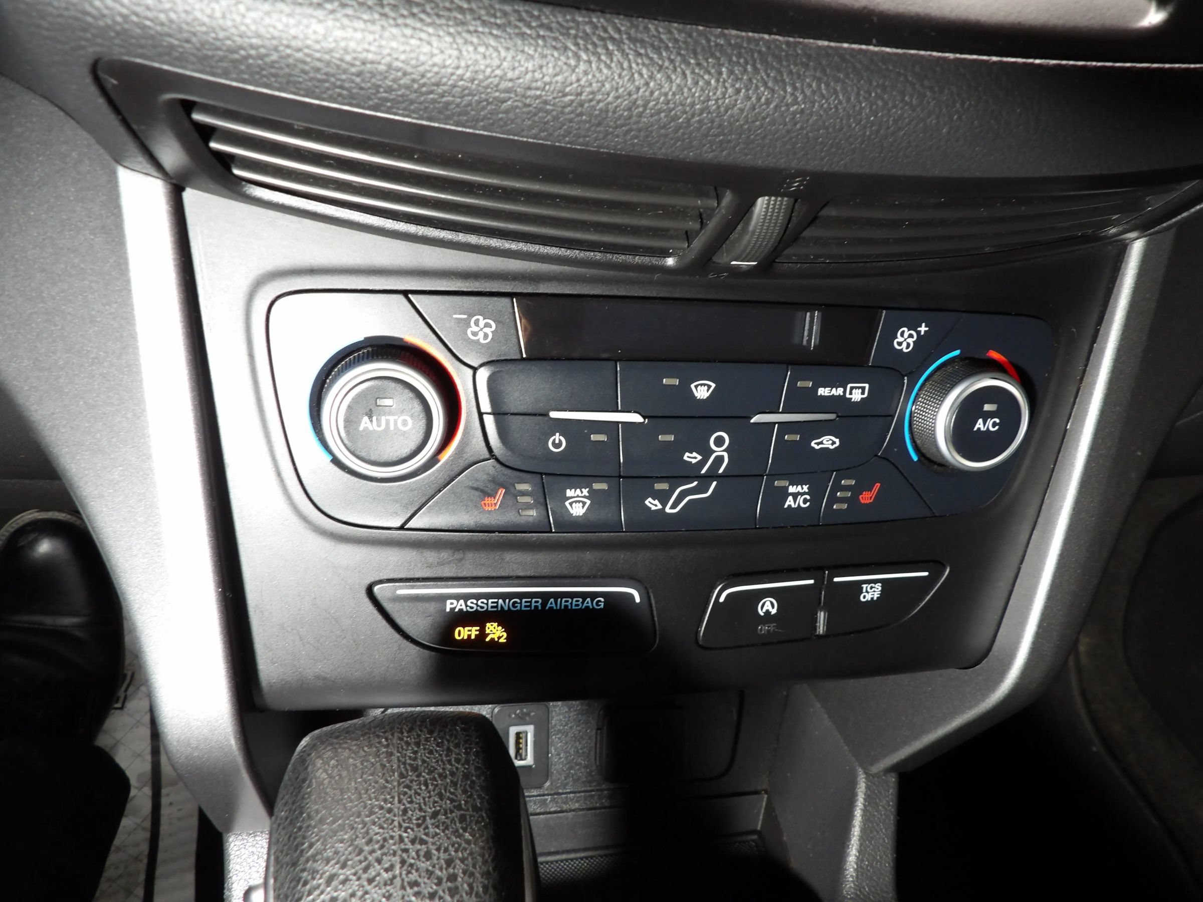 Used 2018 Ford Escape SE w/ SE Sync 3 Package FWD image 13