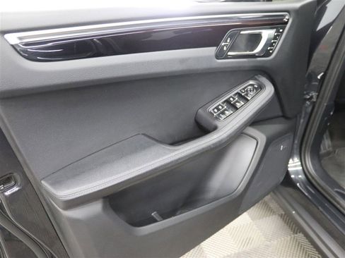 Used 2022 Porsche Macan AWD/4WD image 19