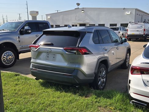 Used 2019 Toyota RAV4 XLE Premium w/ Cold Weather Package FWD image 6