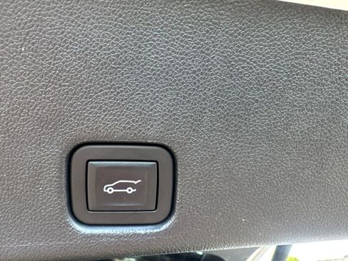 Used 2025 Chevrolet Traverse LT FWD image 38