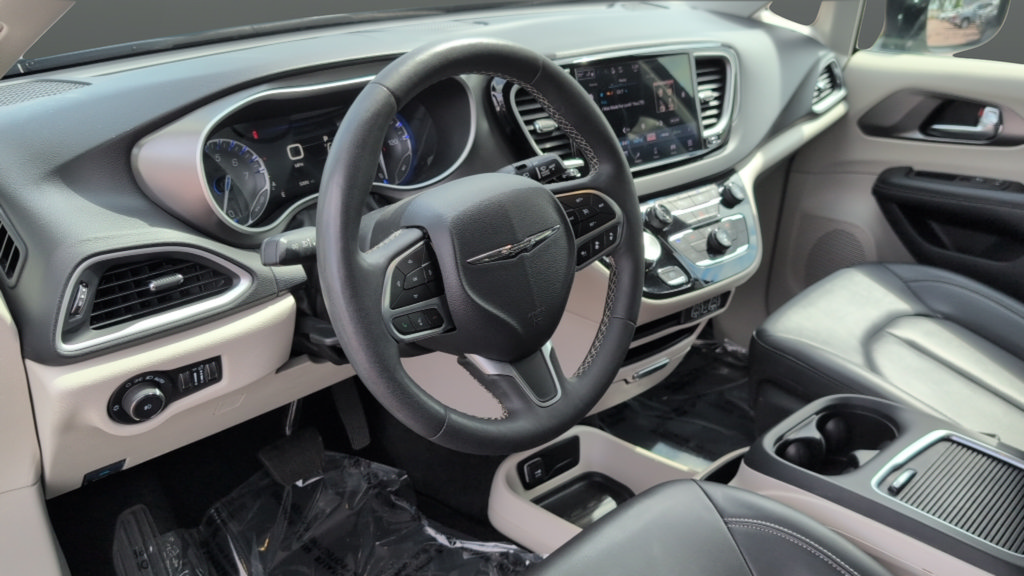 Used 2024 Chrysler Pacifica Touring-L FWD image 9