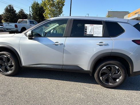 Used 2024 Nissan Rogue SV AWD/4WD image 11