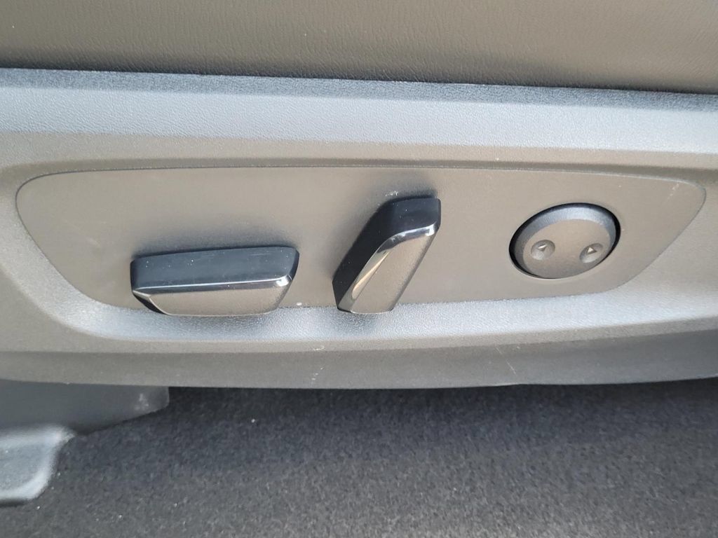Used 2023 Nissan Pathfinder SL w/ Lighting Package (N92) FWD image 13