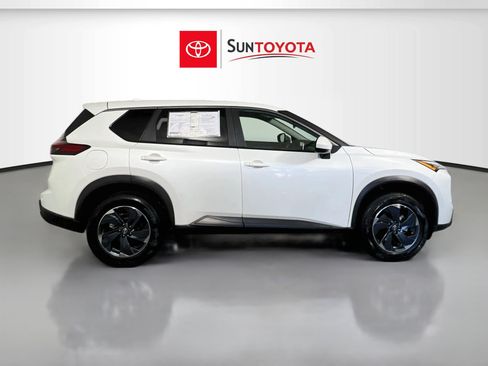 Used 2025 Nissan Rogue SV FWD image 2