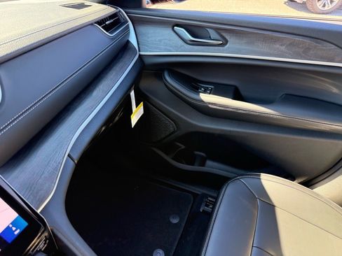 New 2025 Jeep Grand Cherokee Limited image 11