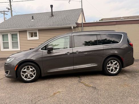Used 2017 Chrysler Pacifica Touring-L w/ Tire & Wheel Group FWD image 3