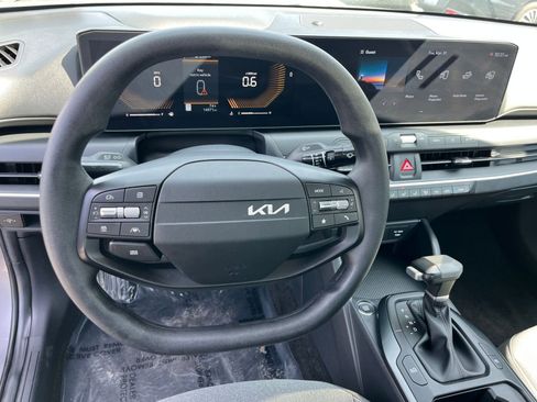 Used 2025 Kia K4 LXS image 28