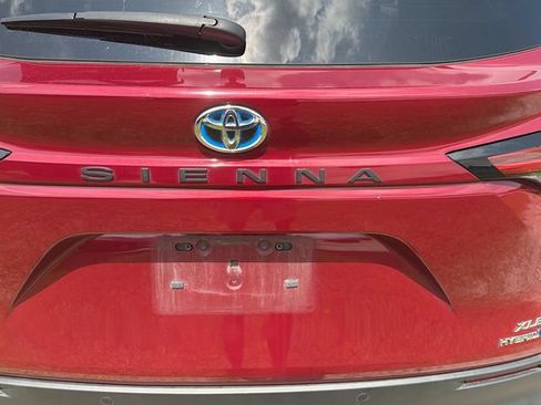 Used 2022 Toyota Sienna XLE FWD image 11