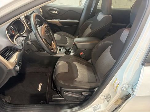 Used 2017 Jeep Cherokee Sport FWD image 17