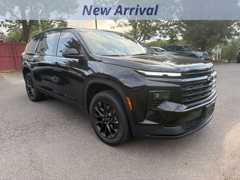 Used 2024 Chevrolet Traverse LT w/ Midnight/Sport Edition AWD/4WD image 2