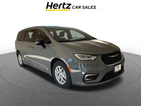 Used 2025 Chrysler Pacifica Select image 1