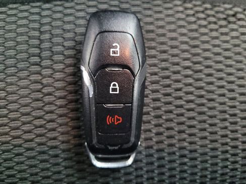 Used 2017 Ford Explorer XLT image 32