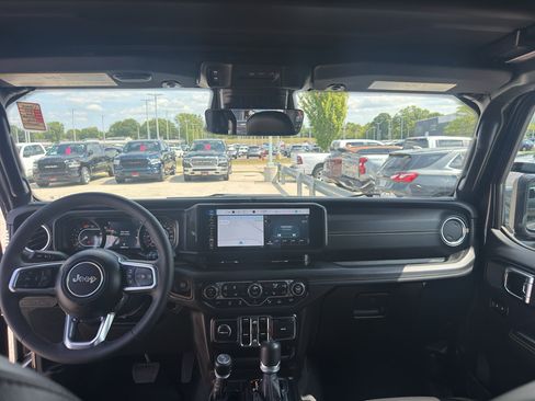 Used 2025 Jeep Wrangler Unlimited Sahara w/ Safety Group AWD/4WD image 29