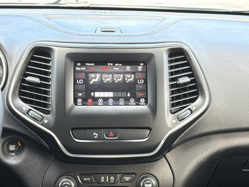Used 2019 Jeep Cherokee Latitude Plus FWD image 20