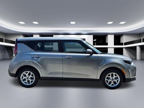 Used 2025 Kia Soul LX FWD image 6