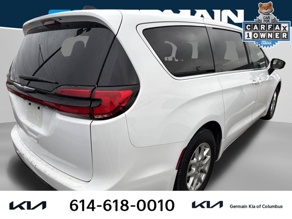 Used 2023 Chrysler Pacifica Touring FWD image 4