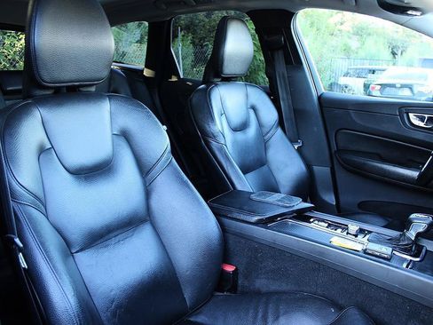 Used 2019 Volvo XC60 T5 Momentum w/ Premium Package FWD image 19