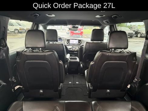 Used 2025 Chrysler Pacifica Select FWD image 12