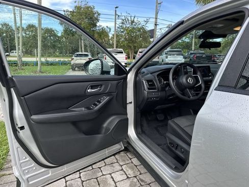 Used 2024 Nissan Rogue SV FWD image 22