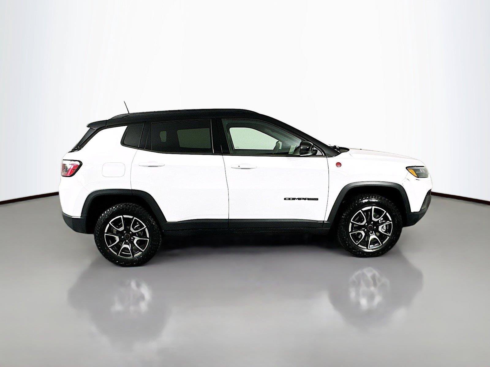 Certified 2026 Jeep Compass Trailhawk AWD/4WD image 17