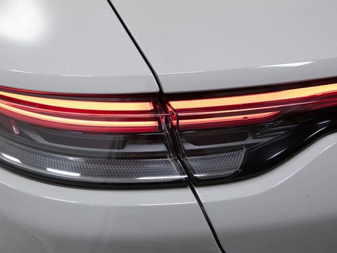 Certified 2022 Porsche Panamera Platinum Edition image 34