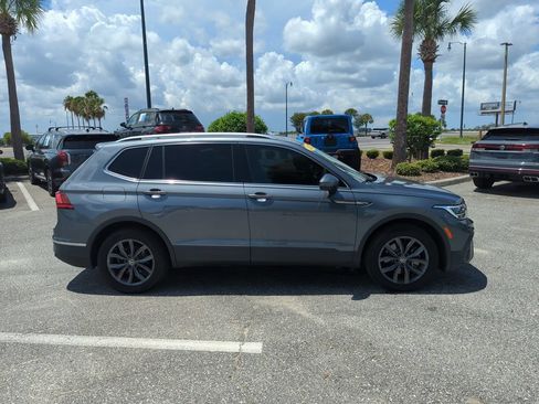 Used 2022 Volkswagen Tiguan SE FWD image 3