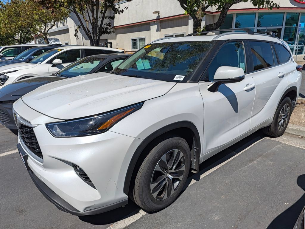Used 2023 Toyota Highlander XLE AWD/4WD image 5