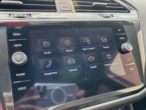 Used 2019 Volkswagen Tiguan SE w/ Panoramic Sunroof Package image 40