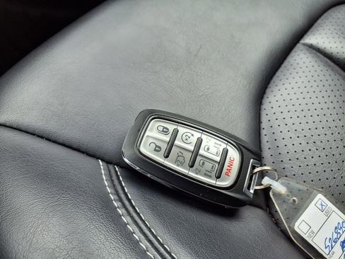 Used 2023 Chrysler Pacifica Touring-L FWD image 14