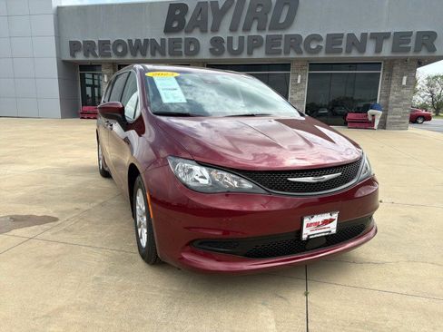 Used 2023 Chrysler Voyager LX image 1