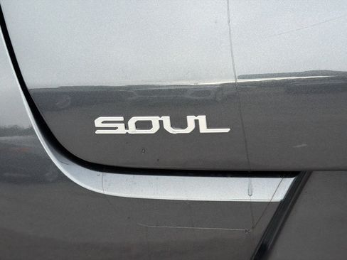 Used 2023 Kia Soul LX w/ LX Technology Package FWD image 11