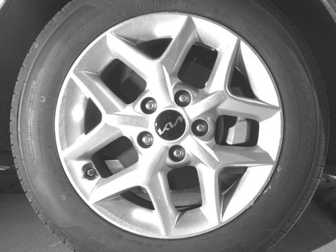 Used 2025 Kia Soul LX w/ LX Technology Package FWD image 18