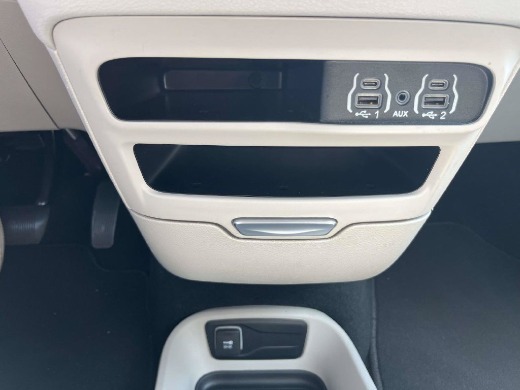 Used 2024 Chrysler Pacifica Touring-L FWD image 25