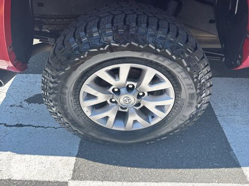 Used 2017 Toyota Tacoma SR5 w/ Tow Package AWD/4WD image 13