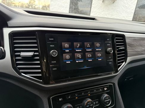 Used 2022 Volkswagen Atlas Cross Sport SE w/ Panoramic Sunroof Package image 10