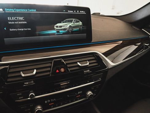 Used 2023 BMW 530e xDrive w/ Premium Package image 21