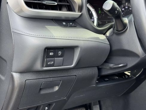 Used 2023 Toyota Highlander LE AWD/4WD image 10